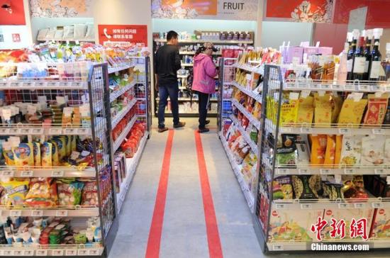 資料圖：顧客在無(wú)人超市內(nèi)選購(gòu)商品。劉棟 攝