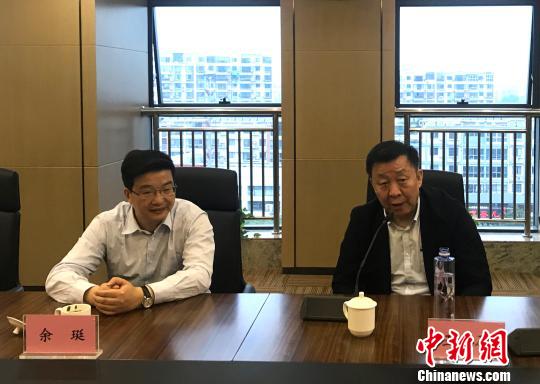 圖為中華文化促進(jìn)會(huì)主席王石(右)和揚(yáng)州市副市長(zhǎng)余珽(左)出席媒體見(jiàn)面會(huì)?！〈藜衙?攝