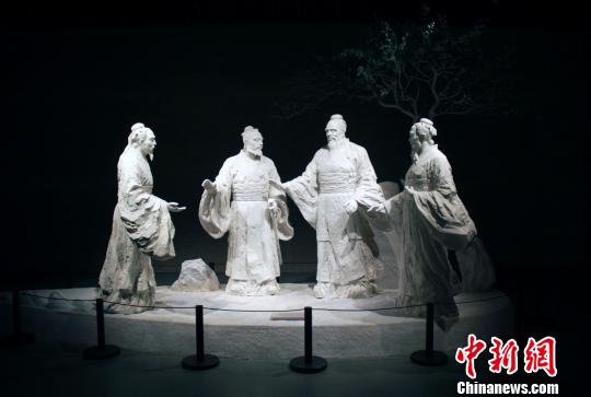 孔子博物館展示內(nèi)容包括“孔子的時(shí)代”“孔子的一生”“孔子的智慧”“孔子與中華文明”“孔子與世界文明”等?！⊥躏w 攝