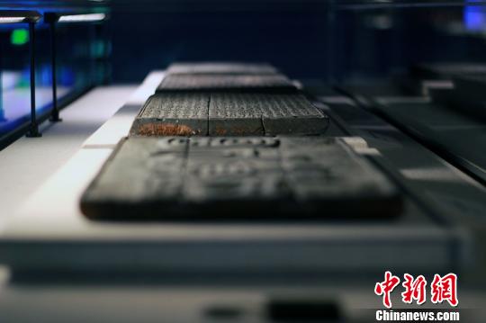 孔子博物館聞名于世的藏品包括明代以來直至1948年的30萬件孔府私家文書檔案、宋代以來4萬多冊(cè)善本古書、8000多件明清衣冠服飾以及大量與祭祀孔子有關(guān)的禮樂器等?！⊥躏w 攝