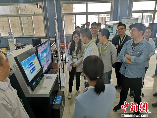 市民現(xiàn)場(chǎng)操作“刷臉辦事”。　張煜歡 攝