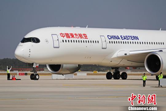 東航A350-900客機于5月13日上午9時35分，平穩(wěn)降落在北京大興國際機場的跑道上?！∫罅⑶?攝