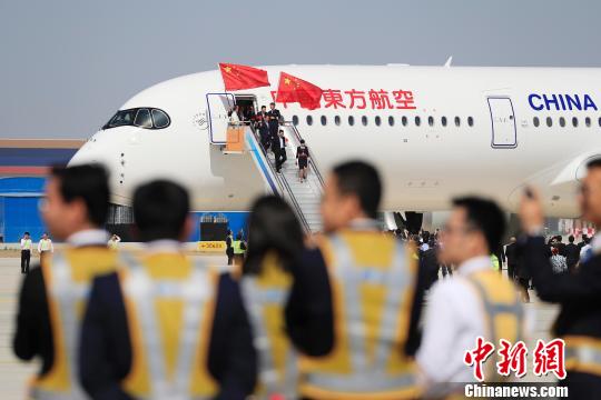東航A350-900客機于5月13日上午9時35分，平穩(wěn)降落在北京大興國際機場的跑道上。　殷立勤 攝