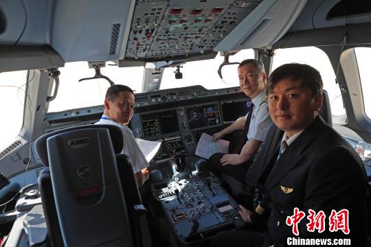 執(zhí)行試飛機組合影?！∫罅⑶?攝