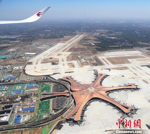 東航A350-900客機飛過北京大興國際機場?！∫罅⑶?攝