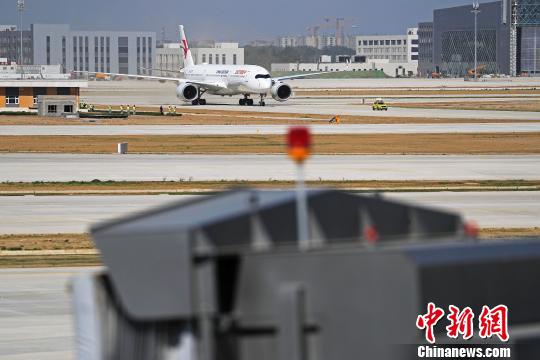 東航A350-900客機于5月13日上午9時35分，平穩(wěn)降落在北京大興國際機場的跑道上?！∫罅⑶?攝