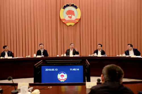 5月13日，十三屆全國政協(xié)第二十二次雙周協(xié)商座談會(huì)在北京召開。中共中央政治局常委、全國政協(xié)主席汪洋主持會(huì)議并講話。本報(bào)記者 田福良 攝 2