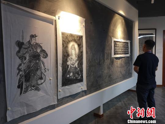 博物館豐富的摩崖石刻拓片吸引人駐足欣賞?！√菩∏?攝