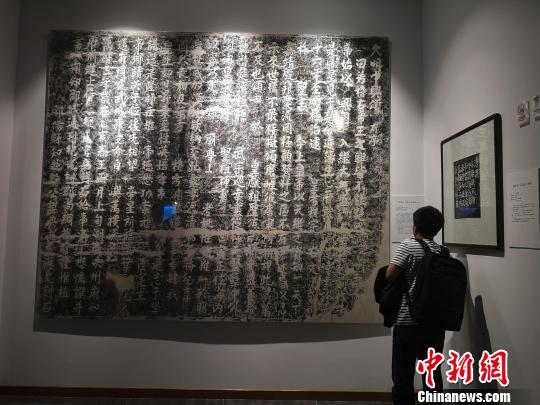 博物館豐富的摩崖石刻拓片吸引人駐足欣賞?！√菩∏?攝