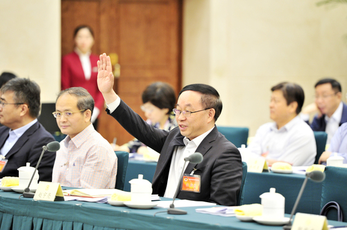 5月14日，全國政協(xié)在京召開“創(chuàng)新驅(qū)動發(fā)展”專題協(xié)商會。圖為專題協(xié)商會分組討論會上全國政協(xié)委員、中國科學(xué)院院士趙宇亮舉手搶先發(fā)言。本報記者姜貴東攝