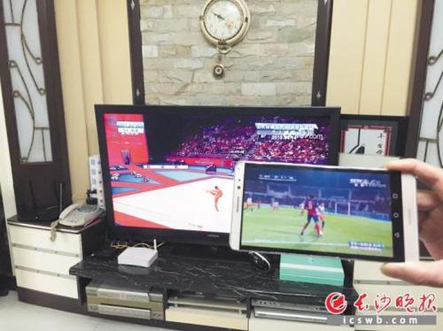 　　譚先生家，電視機(jī)與手機(jī)里的CCTV5頻道播放的內(nèi)容不一樣?！　　￠L沙晚報(bào)全媒體記者 謝春年 攝 