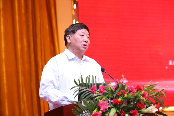 十三屆全國(guó)政協(xié)委員、文化文史和學(xué)習(xí)委員會(huì)副主任，北京青愛(ài)教育基金會(huì)名譽(yù)會(huì)長(zhǎng)葉小文講話