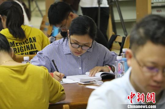 參賽選手沉浸在比賽中?！≮w強(qiáng) 攝
