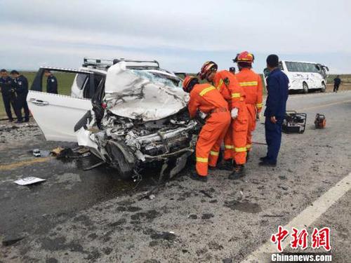 圖為消防人員在現(xiàn)場救援?！＄娦?攝