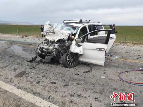 圖為小型普通客車事發(fā)現(xiàn)場。　鐘欣 攝