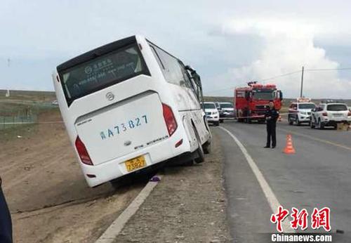 圖為大型客車事故現(xiàn)場。　鐘欣 攝