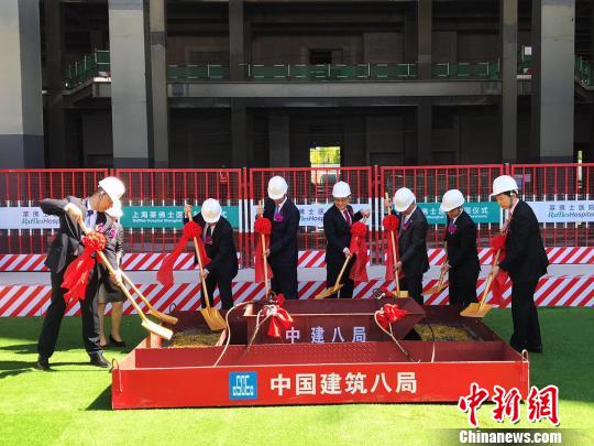 嘉賓為上海萊佛士醫(yī)院封頂鏟土。　王子濤 攝