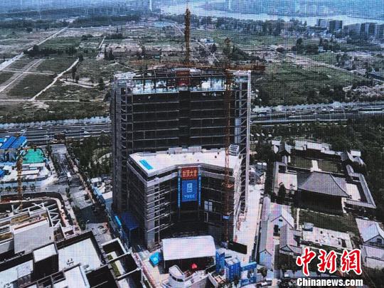 上海萊佛士醫(yī)院封頂航拍畫面?！⊥踝訚?攝