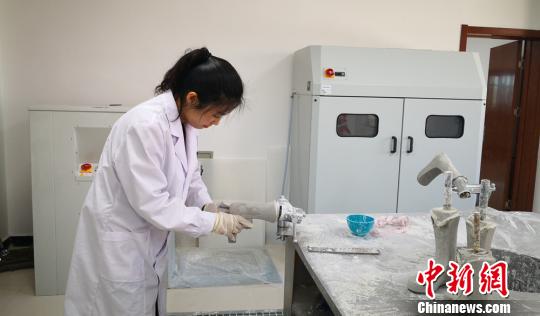 圖為陳曉娟正在制作踝足矯形器。　高康迪 攝