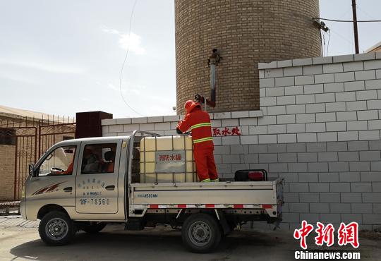 圖為酒泉市肅州區(qū)西溝村利用水塔改建“土”消火栓，有效解決農(nóng)村發(fā)生火災(zāi)時(shí)消防車取水困難實(shí)際問題?！⒂裉?攝
