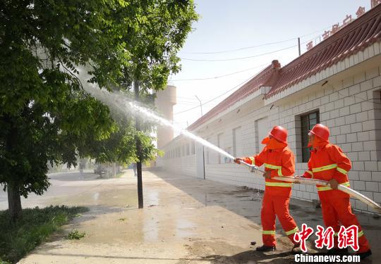 圖為鄉(xiāng)村義務(wù)消防員演練火災(zāi)救援?！⒂裉?攝