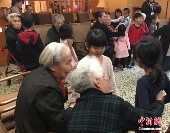 資料圖：在北京雙井恭和苑養(yǎng)老院，老人們與幼兒園小朋友一起做游戲。<a target='_blank' href='http://www.chinanews.com/'>中新社</a>記者 杜燕 攝