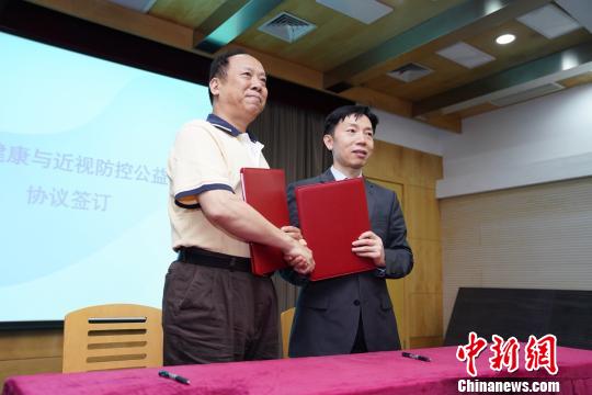 上海最大程度地動(dòng)員全社會(huì)各界力量，讓每個(gè)孩子都有一雙明亮的眼睛和光明的未來?！∧搅?攝