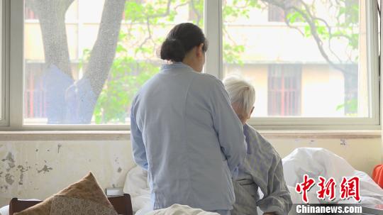 阿爾茨海默病引關注醫(yī)生解答家人能做什么？