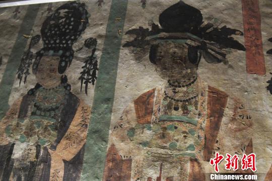 圖為敦煌壁畫中“供養(yǎng)人”形象，服飾頭飾極為精致。　楊艷敏 攝