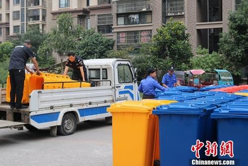 資料圖：工作人員正在轄區(qū)設(shè)置垃圾分類(lèi)收集點(diǎn)。中新社記者 韓蘇原 攝