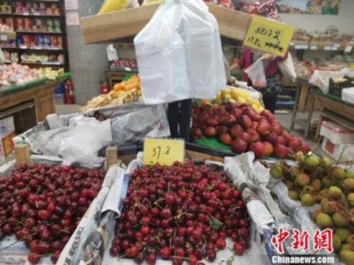 圖為超市里的荔枝。 謝藝觀 攝