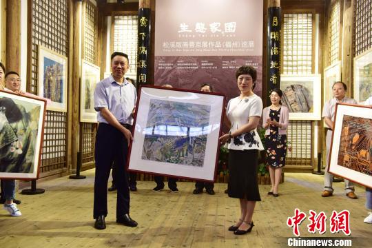 6月12日，松溪縣向福建省海峽民間藝術(shù)館捐贈(zèng)收藏的6幅版畫作品。　張麗君 攝