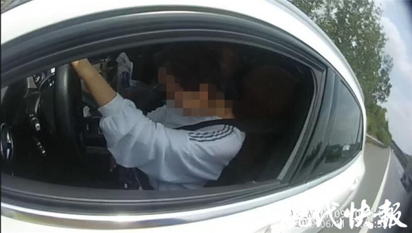奔馳女司機被罰懟交警：你們良心過得去嗎？