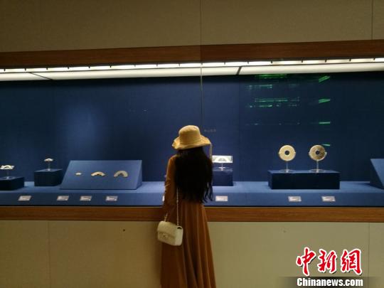 市民參觀“大邦之夢(mèng)——吳越楚玉器·青瓷特展”?！＄娚?攝