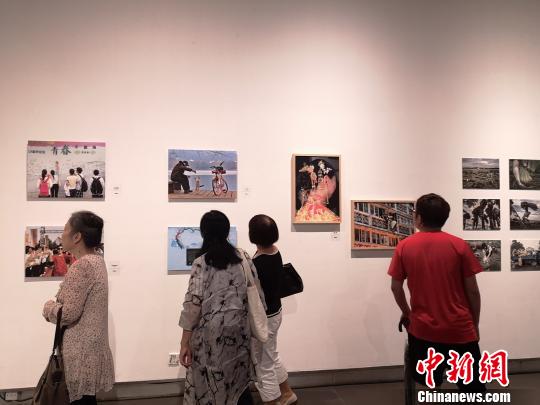 展覽現(xiàn)場?！⊥τ?攝
