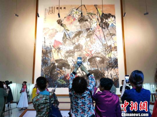 易圖境將畫作無償捐贈給學校，圖為其創(chuàng)作的巨幅作品《戟荷圖》?！「毒窜?攝