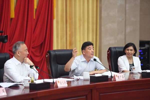 圖片為6月5日湖北省第二次月度專題協(xié)商會(huì)，湖北省副省長(zhǎng)曹廣晶到會(huì)聽(tīng)取意見(jiàn)并講話