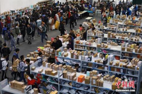 資料圖：大學生有序領(lǐng)取各自的快件。<a target='_blank' href='http://www.chinanews.com/'>中新社</a>記者 泱波 攝 