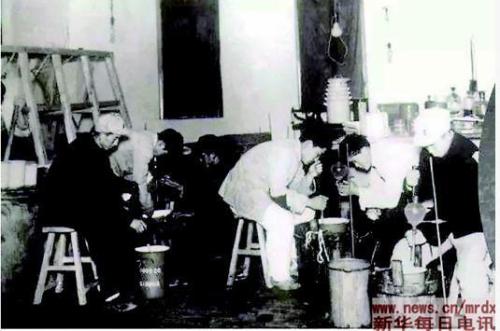 這是1950年新華制藥廠(chǎng)生產(chǎn)車(chē)間。(資料片)