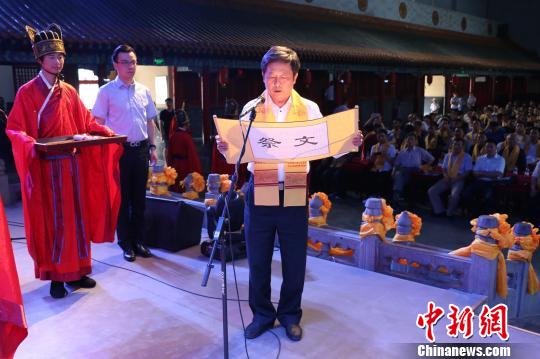 圖為，曲阜市政協(xié)副主席李剛恭讀祭文。　高超 攝