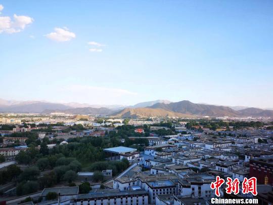 圖為日喀則逐漸發(fā)展成為西藏第二大城市，這是俯瞰城區(qū)景象。資料圖 趙朗 攝