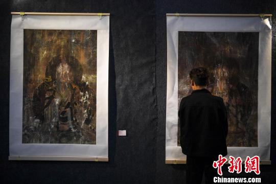 圖為拉薩市民觀看展覽?！『闻罾?攝