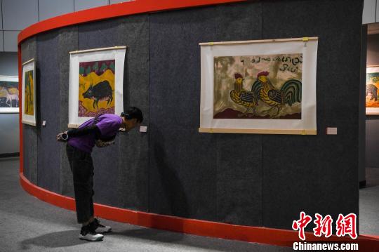 圖為拉薩市民觀看展覽?！『闻罾?攝