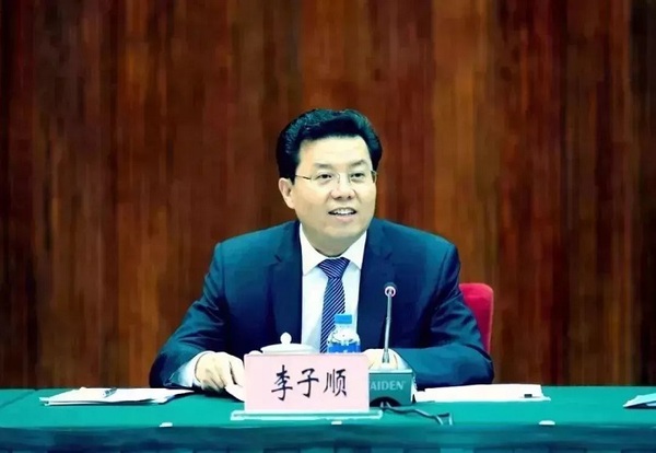 司法部辦公廳副主任、新聞發(fā)言人李子順主持。