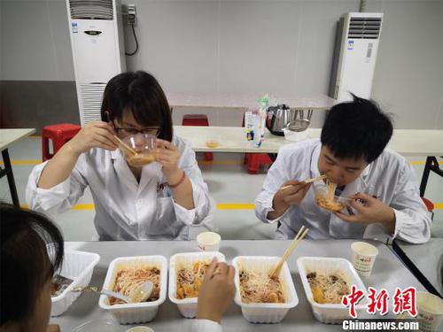 張娜和組員品嘗螺螄粉，把關(guān)口感?！×周?攝