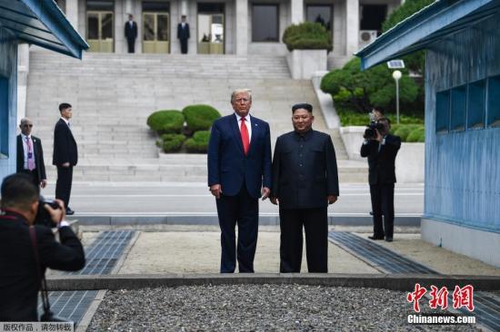 當?shù)貢r間6月30日下午，美國總統(tǒng)特朗普與朝鮮最高領導人金正恩在韓朝非軍事區(qū)見面，并握手問候。