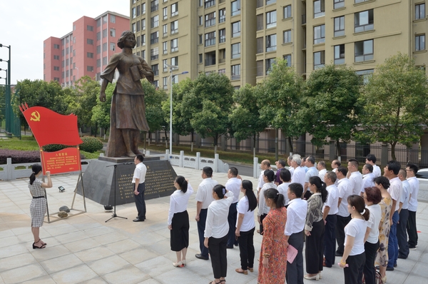 為紀念中國共產(chǎn)黨成立98周年，慶祝中華人民共和國和人民政協(xié)成立70周年，強化黨性教育，傳承紅色基因，永修縣政協(xié)結合“不忘初心、牢記使命”主題教育