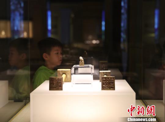 銅“黨壩長官司印”(清代乾隆二十六年)(左)銅“綽斯甲布宣撫司印”(清代乾隆四十年)(右)?！∮诰?攝