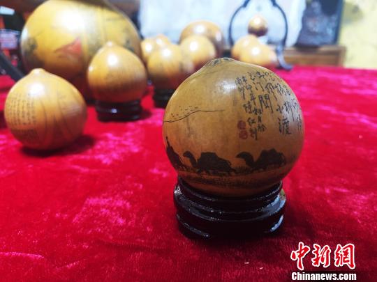 圖為陳紅在葫蘆上刻的絲綢之路圖之一?！「呖档?攝