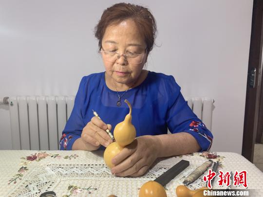 陳紅正在進(jìn)行新作品的創(chuàng)作?！「呖档?攝
